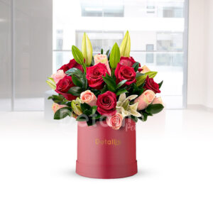 Arreglo floral con rosas, lirios aromaticos y finos follajes.