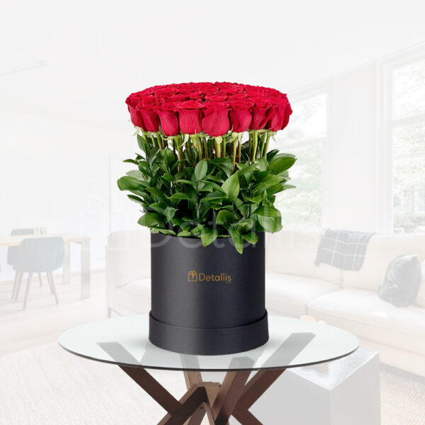 Linda caja de rosas y finos follajes en Cusco