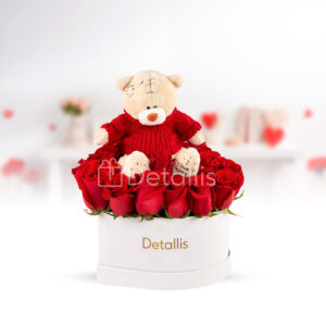 Caja de rosas en forma de corazon con peluche de oso