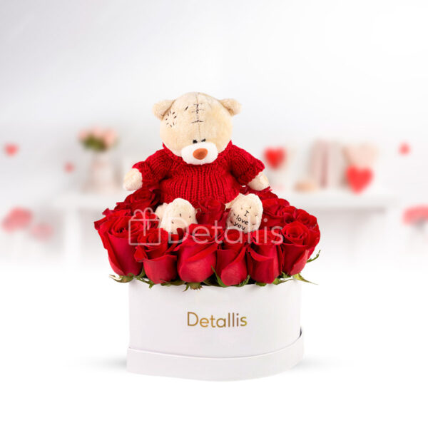 Caja de rosas en forma de corazon con peluche de oso