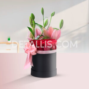 Un arreglo en caja con rosas y lirios es una delicada y sofisticada combinación floral. Las rosas aportan romanticismo, mientras que los lirios añaden elegancia y frescura. Presentado en una caja decorativa, es perfecto para expresar amor, admiración o buenos deseos.